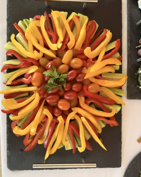 Gemüseplatte – Paprika, Gurke und Kirschtomaten