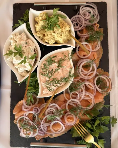 Lachs mit Dips – Lachs, Zwiebeln und Aufstriche
