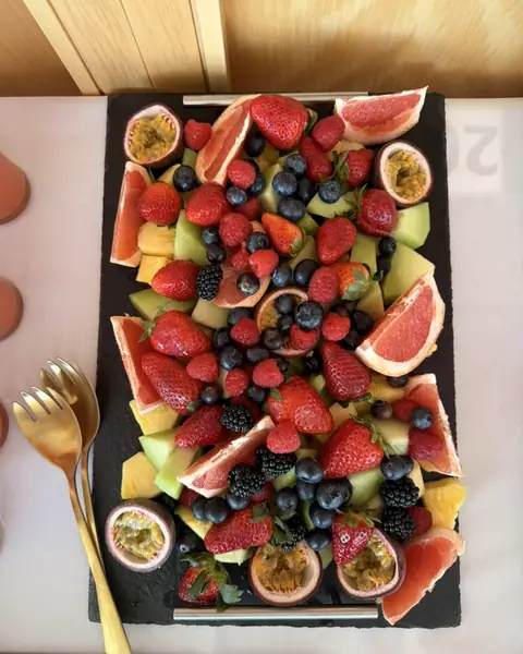 Obstplatte – Beeren, Grapefruit, Maracuja