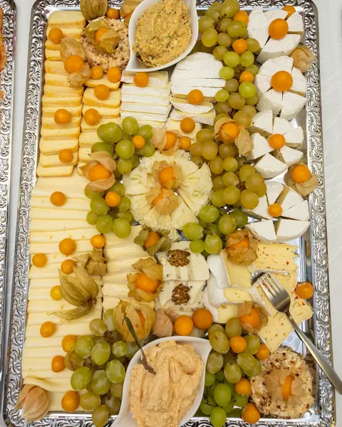 Käseplatte – mit Trauben und Physalis