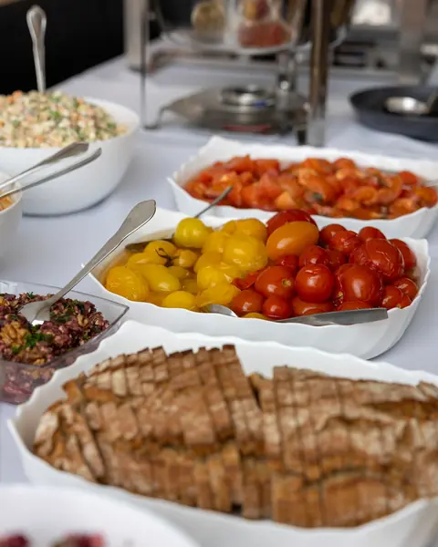 Salate & Brot – Tomaten, Salate, Bauernbrot