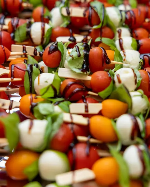 Caprese-Spieße – Tomate, Mozzarella, Basilikum