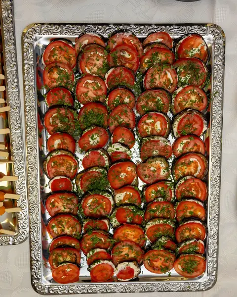 Tomaten-Platte – mit frischen Kräutern