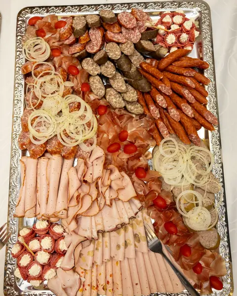 Wurst & Aufschnitt – mit Zwiebelringen