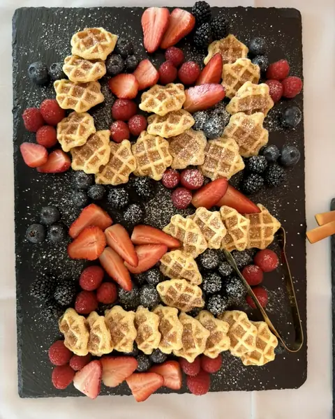 Waffeln & Beeren – süße Platte