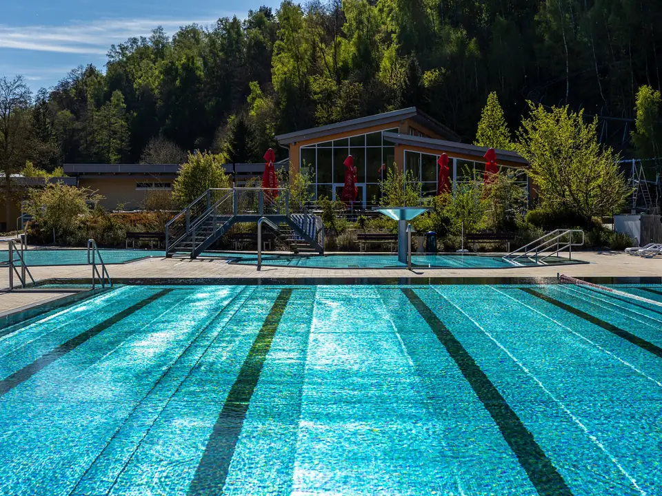 Freibad am Monte Kaolino mit dem Lokal von Triple B im Hintergrund
