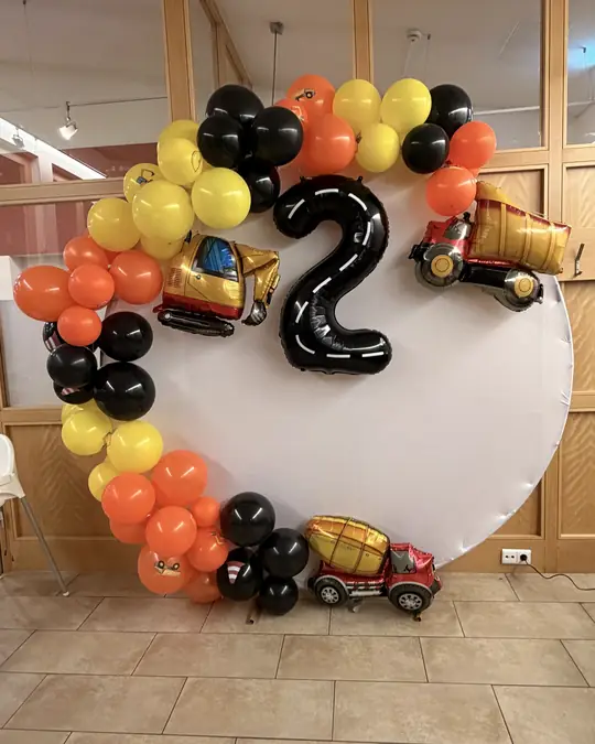 Ballonbogen in Gelb, Orange und Schwarz mit einer großen 2 zum Kindergeburtstag