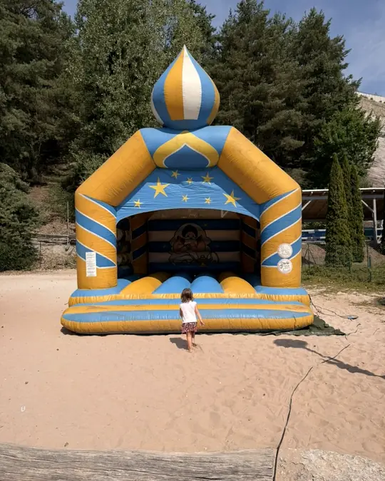 Hüpfburg im Sand neben der Terrasse am Monte Kaolino