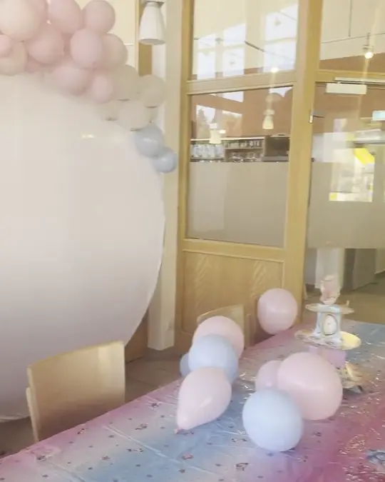 Ballonbogen in Pastellfarben und Fotowand für eine Babyparty
