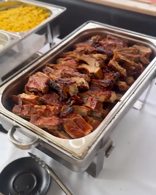 Warmes Buffet in Chafing Dishes: Braten, Knödel, Reis, Soße und bunte Salate