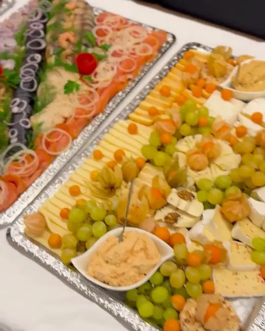 Kamerafahrt über das kalte Buffet mit Wurst-, Käse- und Fischplatten